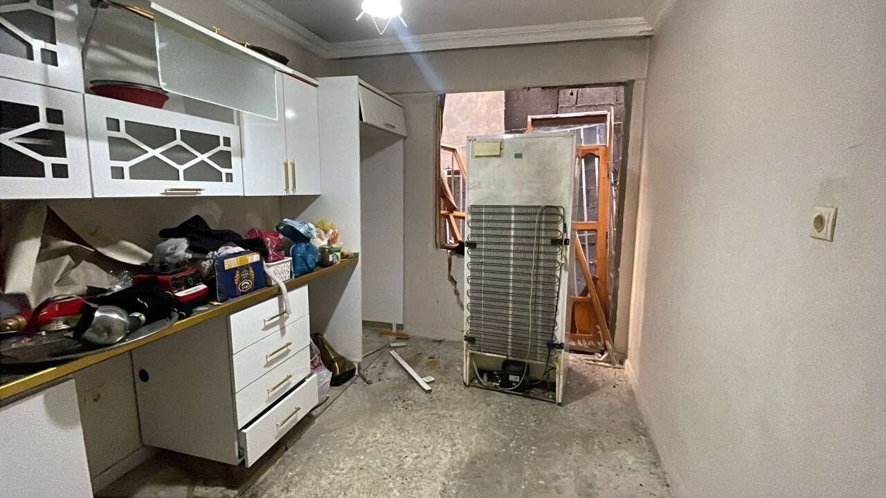 Mutfaktaki gaz sıkışması patlamaya neden oldu! Evin duvarları yıkıldı, araçlar hasar gördü 1